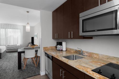 eine Küche mit einer Spüle und einer Arbeitsplatte in der Unterkunft TownPlaces Suite Denver Airport at Gateway Park in Aurora