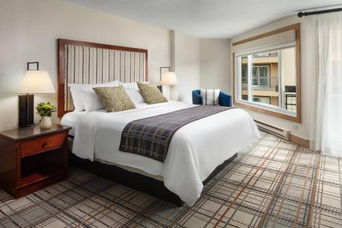 um quarto de hotel com uma cama grande e uma janela em Marriott's Mountain Valley Lodge at Breckenridge em Breckenridge