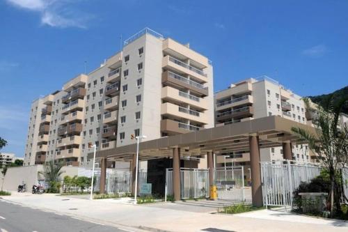 a large apartment building on the side of a street at Excelente apartamento a 5 minutos da praia e shopping in Rio de Janeiro