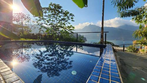 una piscina con vistas al agua en luxury atitlan suites en San Pedro La Laguna