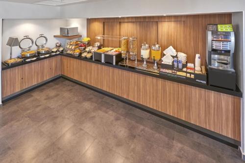 Una línea de buffet en un restaurante con comida. en City Express by Marriott Reynosa Aeropuerto, en Reynosa