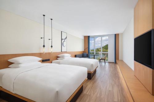Postel nebo postele na pokoji v ubytování Fairfield by Marriott Hangzhou Qiandao Lake