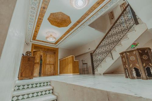 una camera con scale e soffitto con scala di Riad Deluxe a Marrakech