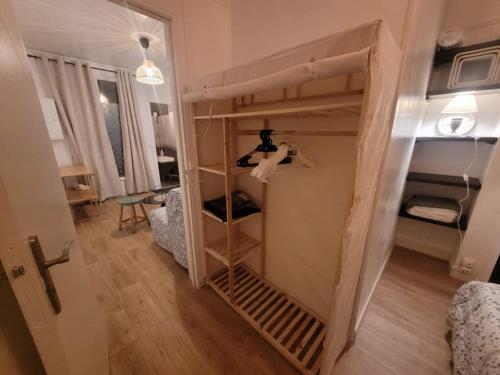 パリにあるCharmant appartement près de Montmartreの小さなお部屋で、二段ベッドが備わります。