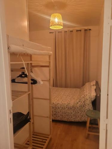 - une petite chambre avec des lits superposés et une chambre avec une échelle dans l'établissement Charmant appartement près de Montmartre, à Paris