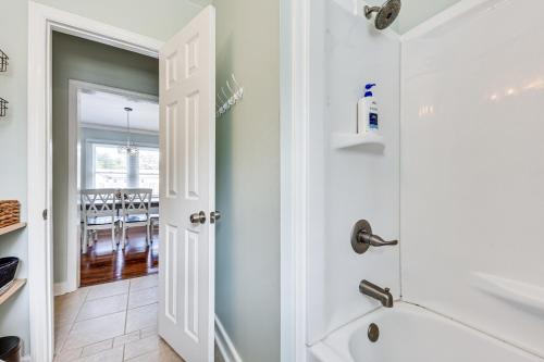 un bagno con doccia e lavandino di Dtwn St Marys Home Near Waterfront Pets Welcome! a Saint Marys