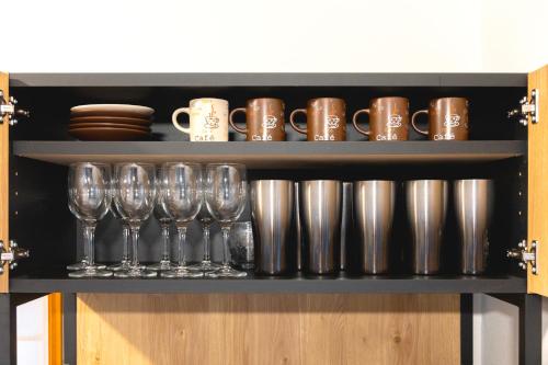 Tetera y cafetera en 温泉宿のんびり イーハトーヴ中伊豆 天然温泉&展望露天風呂 非日常空間を愉しむ 1棟貸切宿
