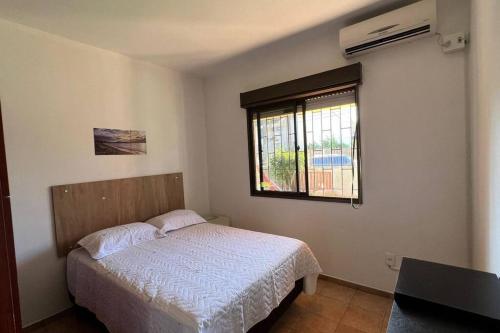 - une chambre avec un lit et une fenêtre dans l'établissement Casa da ilha em Florianópolis, à Florianópolis
