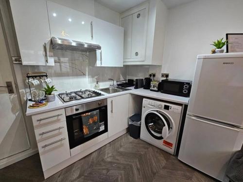 Kuchyňa alebo kuchynka v ubytovaní Stunning self-contained flat in house