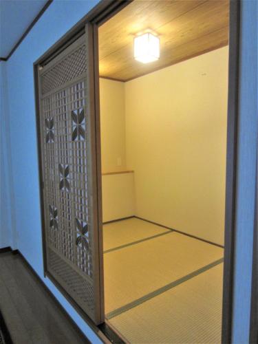 a walk in closet with a glass door at 湯布院 おやど花の湯yufuin oyado hananoyu in Yufuin