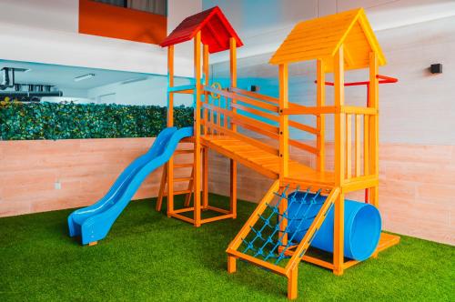 リマにあるApartamento de Ensueño LINCEのはしごと滑り台付きの遊び場