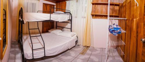 1 dormitorio con 2 literas en una habitación en Casa Rancho Verde, en Monterrey
