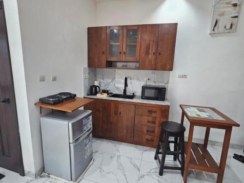 Una cocina o cocineta en Studio Le Cosi, Cotonou