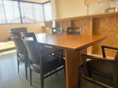 una mesa de madera y sillas en una habitación en 小布施のあたり, en Obuse