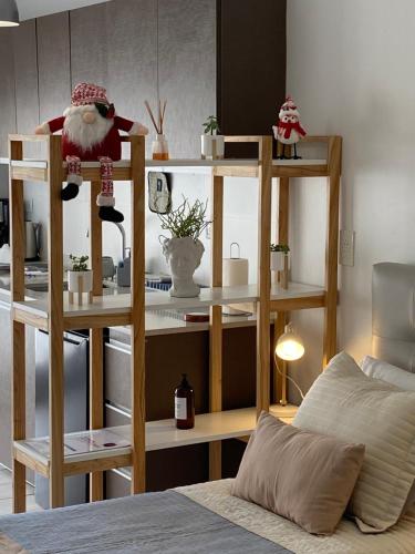 Una habitación con estanterías de madera con Santa Claus. en MAO Buenos Aires - Apt. en Recoleta en Buenos Aires