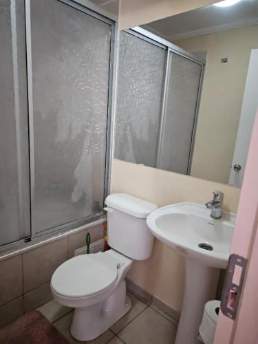 a bathroom with a toilet and a sink at Departamento en Arica in Arica