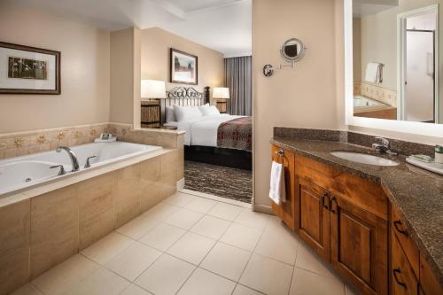 1 dormitorio con 1 cama y baño con bañera. en Marriott's StreamSide Evergreen at Vail, en Vail