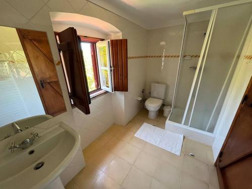 ein Bad mit einem Waschbecken, einer Dusche und einem WC in der Unterkunft Casa do Reguengo (New!) in Castelo de Vide