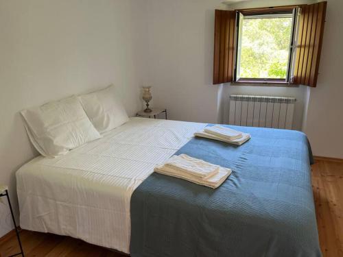 ein Schlafzimmer mit einem Bett mit zwei Handtüchern darauf in der Unterkunft Casa do Reguengo (New!) in Castelo de Vide