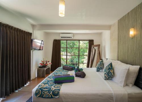 Un dormitorio con una cama grande y una ventana en Villa Indalia, en Seminyak