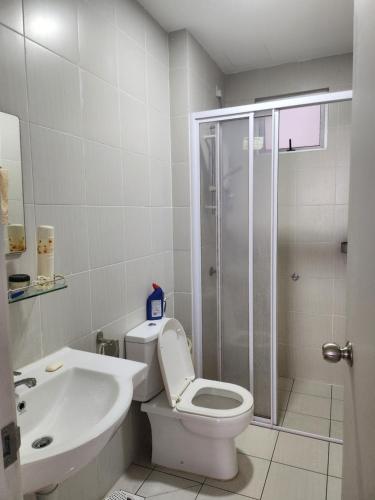 マサイにあるMeridin Bayvueのバスルーム(トイレ、洗面台、シャワー付)