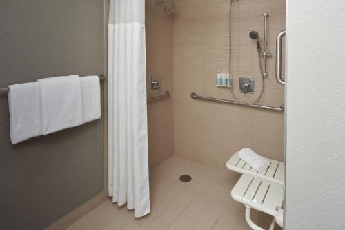 ein Bad mit Dusche und Duschvorhang in der Unterkunft Courtyard by Marriott Fort Lauderdale Weston in Weston