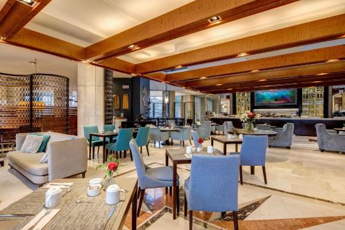 サンティアゴにあるシェラトン サンティアゴ ホテル ＆ コンベンション センターのテーブルと椅子が備わるレストラン