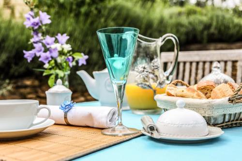 een tafel met een glas thee en een mand met brood bij BUNGALOW in Lavergne