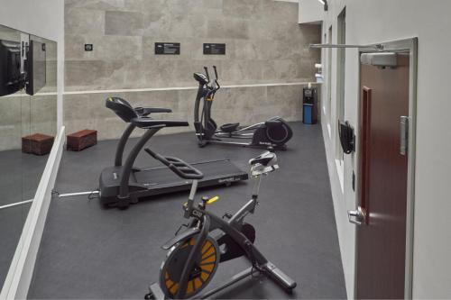 a gym with two exercise bikes in a room at City Express by Marriott Ciudad de Mexico Aeropuerto in Mexico City
