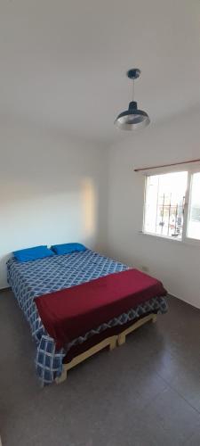 1 dormitorio con 1 cama en una habitación en el Departamento don francisco en Villa Gesell