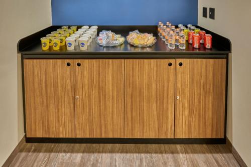 a counter with drinks and drinks on top of it at City Express by Marriott Mexicali in Mexicali
