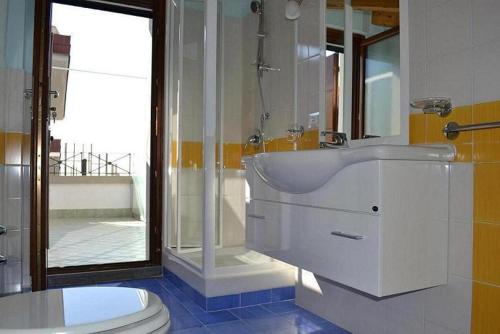 uma casa de banho com um lavatório branco e um WC. em Wishing Well Maratea em Maratea