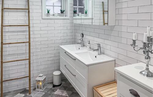 Baño blanco con lavabo y espejo en Beautiful Home In Kil With Kitchen, en Kil