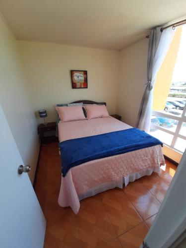 1 dormitorio con 1 cama en una habitación con ventana en La serena a pasos de la playa, sector 4 Esquina, lindo y acogedor departamento en La Serena