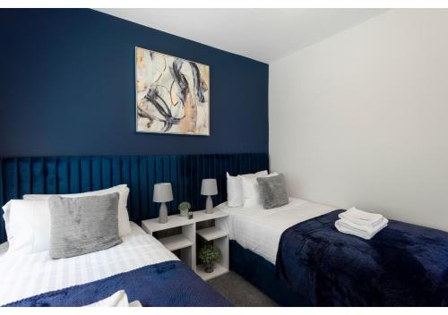 Un pat sau paturi într-o cameră la Cozy 3 BD House, Perfect for Large Group of 6
