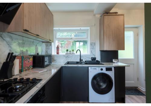 Η κουζίνα ή μικρή κουζίνα στο Cozy 3 BD House, Perfect for Large Group of 6