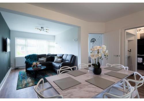a living room with a table and a couch at Cozy 3 BD House, Perfect for Large Group of 6 in Manchester