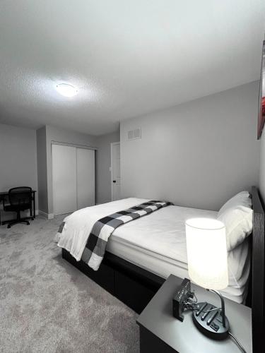 Una cama o camas en una habitación de Room in Oshawa