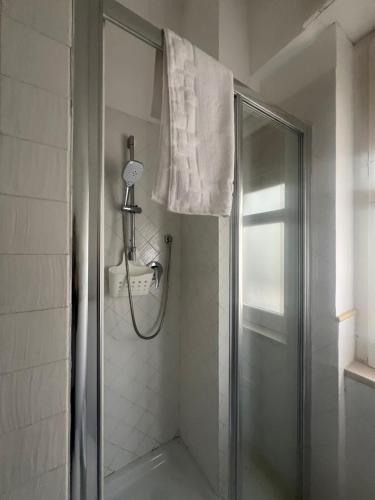 een douche met een glazen deur in de badkamer bij Suite 84 Holiday Home in Salerno