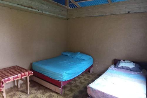 Zimmer mit 2 Betten und einem Tisch in der Unterkunft hospedaje en las islas de San blas habitacion privado con baño compartido in Achoertupo