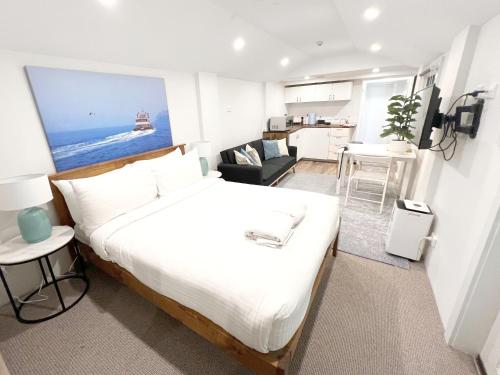 a bedroom with a large bed and a kitchen at Dalziel Lodge in Sydney