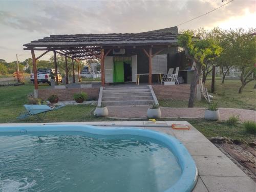 uma piscina em frente a uma casa em Quinta Homa em Paraná