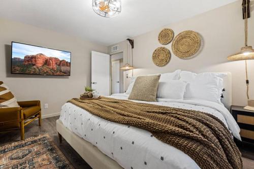 um quarto com uma cama grande e uma cadeira em *NEW* The Sedona Villa: Resort Backyard/Hot Tub/Golf em Sedona
