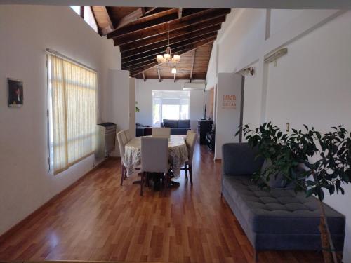 sala de estar con mesa y sofá en Muy Patagónica, Casa de Campo en Trelew