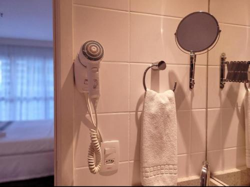 baño con secador de pelo en la pared en Hotel Vision en Brasilia