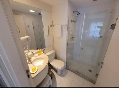 e bagno con doccia, servizi igienici e lavandino. di Hotel Vision a Brasilia