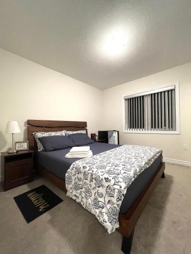 索羅爾德的住宿－Niagara Falls BNB 15 mins away from Falls，一间卧室设有一张床和一个窗口
