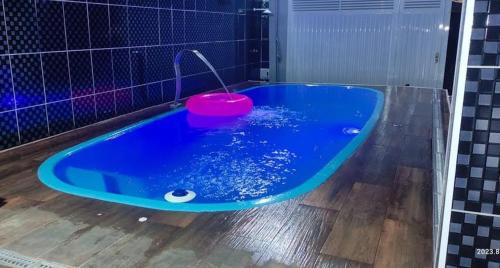 una bañera azul con un cubo en el medio en Casa Praia Itanhaém - Avenida Santos en Itanhaém