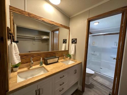 een badkamer met 2 wastafels en een grote spiegel bij Waterfront Canal in Satsuma Florida in Satsuma