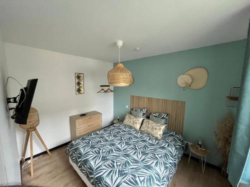 una camera con un letto e una televisione di Coin de paradis avec spa illimité en plein centre Avranches ad Avranches